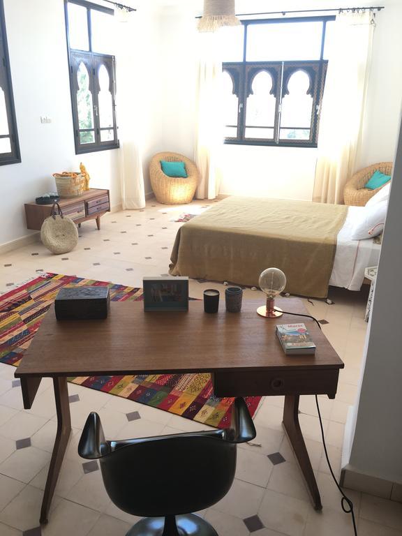 La Maison Des Ailleurs Homestay *