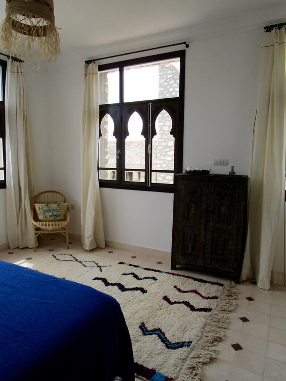 La Maison Des Ailleurs Homestay *